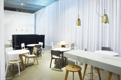 Systèmes de rideaux, Colorama 1, Room shot "Vitra Booth"