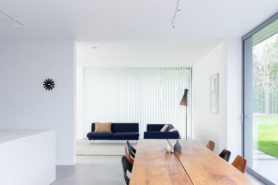 Systèmes de rideaux à bandes verticales, SG 2910, Palisade Revive, Gerrards Cross, London, United Kingdom