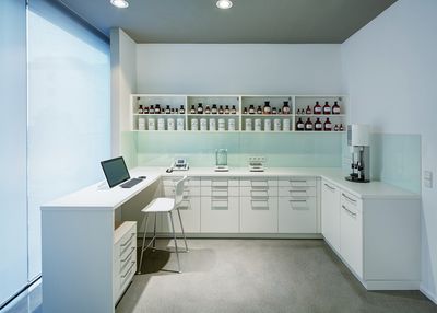 Systèmes stores enrouleurs, SG 4960, Alutex, Room shot "Apotheke Zweydinger", Berlin, Germany