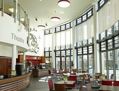 Systèmes stores enrouleurs, SG 4970, Multiscreen 1-10%, Room shot "Durham Gateway", Durham, United Kingdom