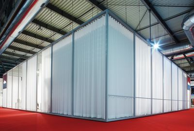 Systèmes de rideaux, Colorama 1, Room shot "Vitra Booth"