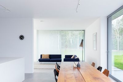 Systèmes de rideaux à bandes verticales, SG 2910, Palisade Revive, Gerrards Cross, London, United Kingdom